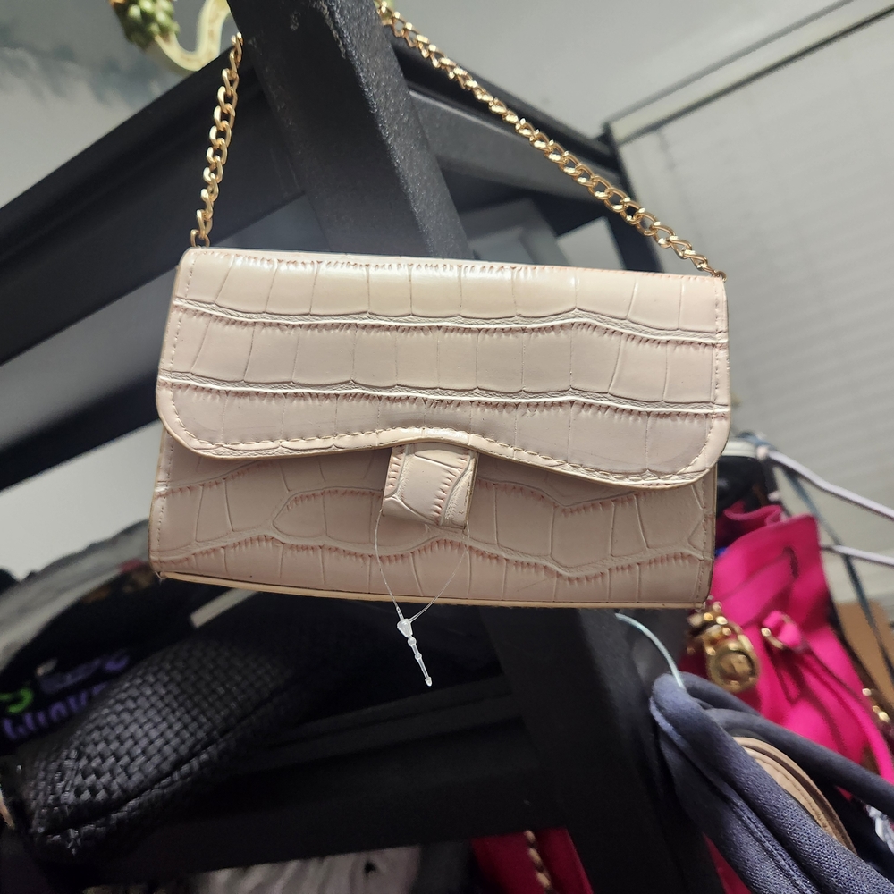 Women’s Croc-Embossed Chain Shoulder Bag in Beige